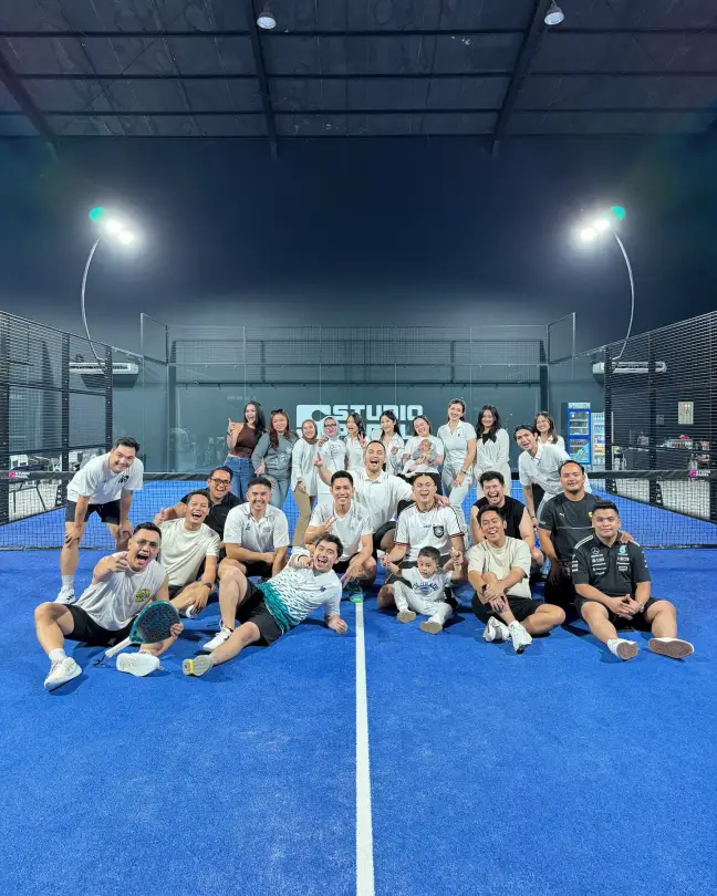 A big group photo on court
